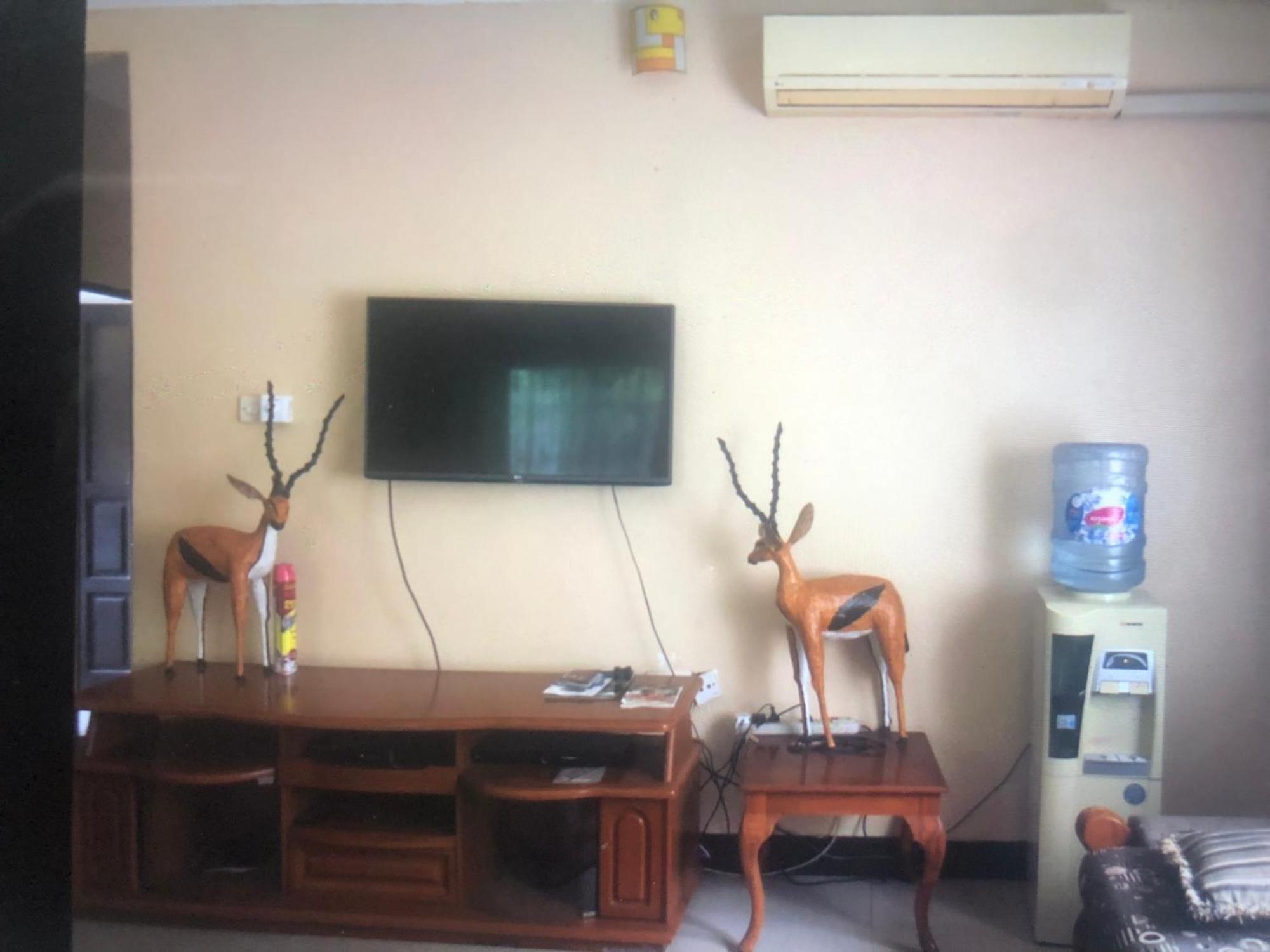 Tatys Homestay Dar es Salaam Buitenkant foto